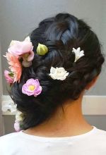 編込みヘアーお花散らす