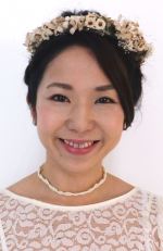 ショートヘアまとめにナチュラル花かんむり