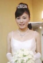 高い位置でまとめた花嫁ヘアー