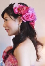 ピンクドレスのお花をヘアにアレンジ