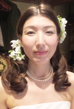 センターパート巻き髪ダウン